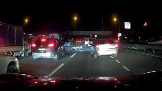 Kaza sonucu yola savrulan motosikletteki 2 kişiye ambulans çarptı