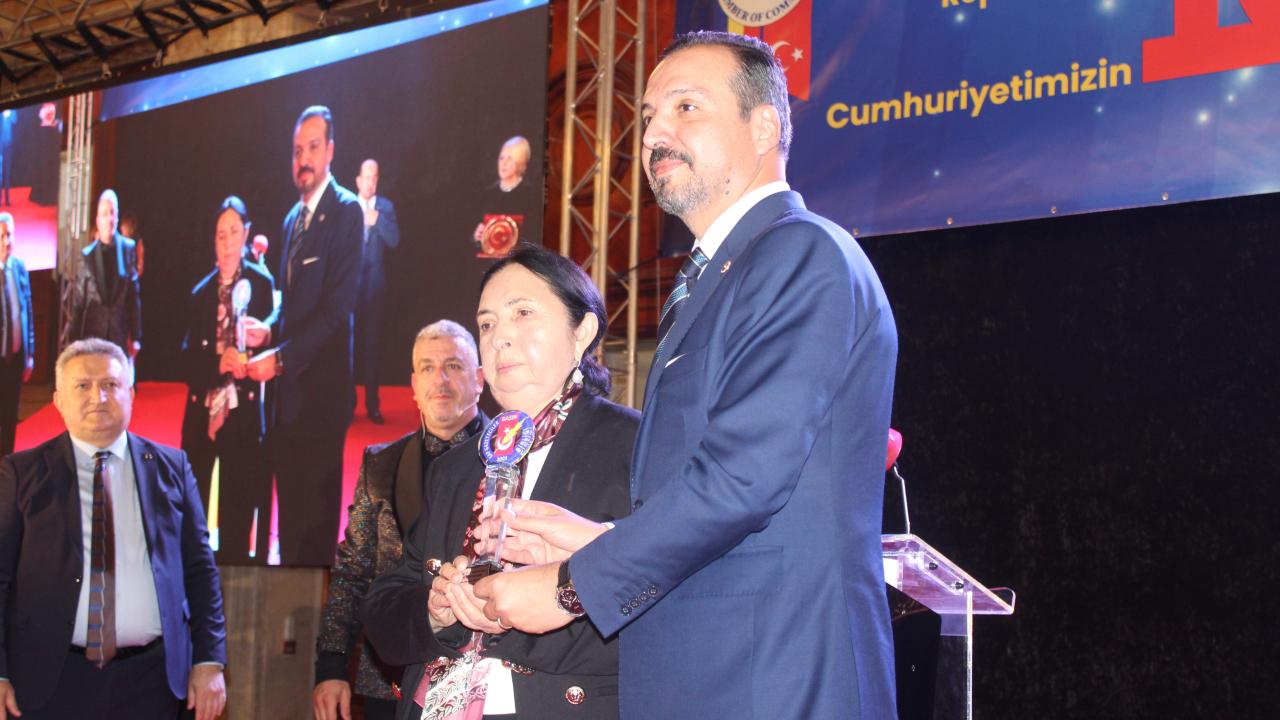 AK Parti Genel Başkan Yardımcısı Zorlu'ya Romanya'da özel ödül takdim edildi