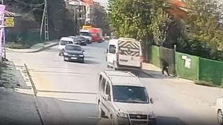 Hızla giden servis minibüsünün çocuğa çarptığı anlar kamerada