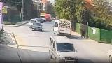 Hızla giden servis minibüsünün çocuğa çarptığı anlar kamerada