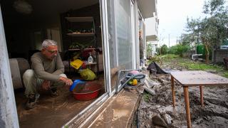 Bergama sele teslim oldu: Sokaklar göle döndü, evler sular altında