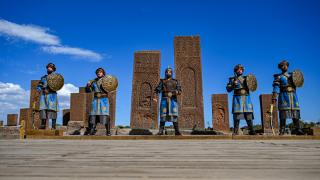 Jandarma personeli Selçuklu Meydan Mezarlığı'nda "saygı nöbeti" tutuyor