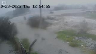 Yaşlı adamın sele kapılma anı kamerada