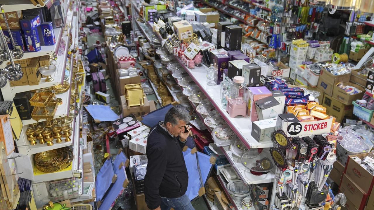 Sındırgı'daki esnaf depremde hasar gören iş yerlerinin üzüntüsünü yaşıyor