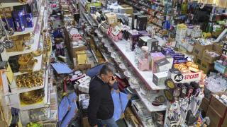 Sındırgı'daki esnaf depremde hasar gören iş yerlerinin üzüntüsünü yaşıyor