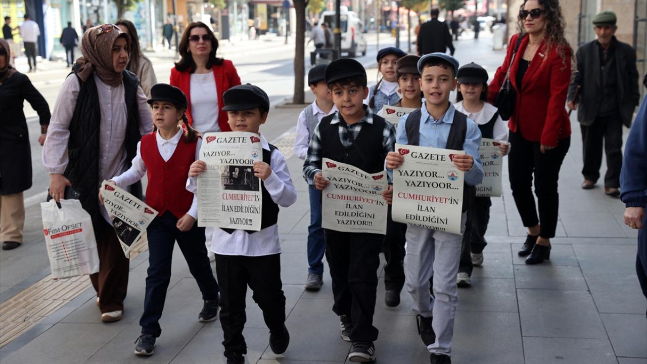 Sivas'ta öğrenciler Cumhuriyet'in ilanını duyuran temsili gazete dağıttı