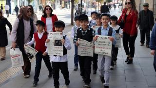 Sivas'ta öğrenciler Cumhuriyet'in ilanını duyuran temsili gazete dağıttı