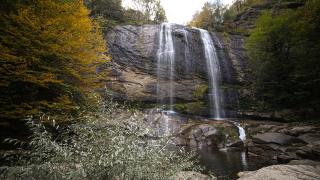Fay kırığıyla oluşan Suuçtu Şelalesi sonbahar renkleriyle ziyaretçilerini karşılıyor