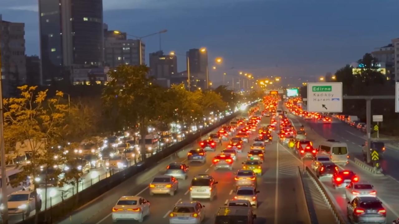 İstanbul'da trafik yoğunluğu arttı: Ulaşım aksadı