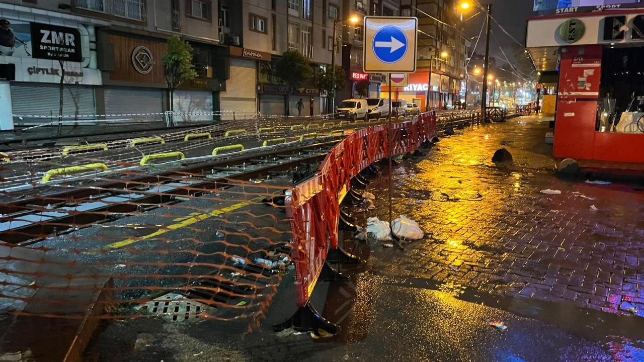 Zeytinburnu'nda tramvay yolunda sıkışan araç seferleri aksattı
