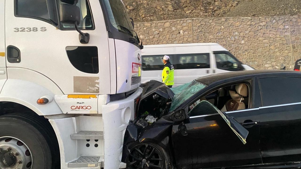 Van’da yakıt tankeri ile otomobil çarpıştı: 2 ölü Van’da yakıt tankeri ile otomobil çarpıştı: 2 ölü