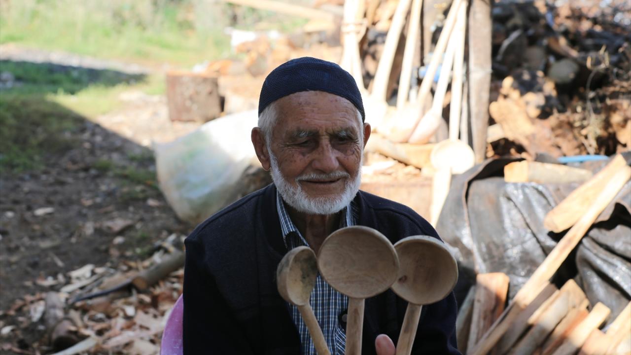 Depremler nedeniyle kaşık yapımına bir süre ara verdi