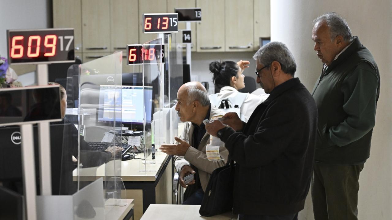 Eski tip ehliyetlerin yenilenmesi için tanınan süre bugün sona eriyor