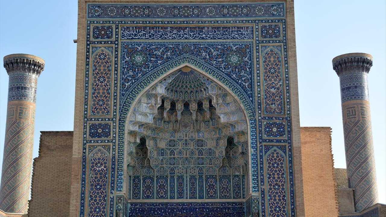 Semerkant`ın kalbi Registan Meydanı