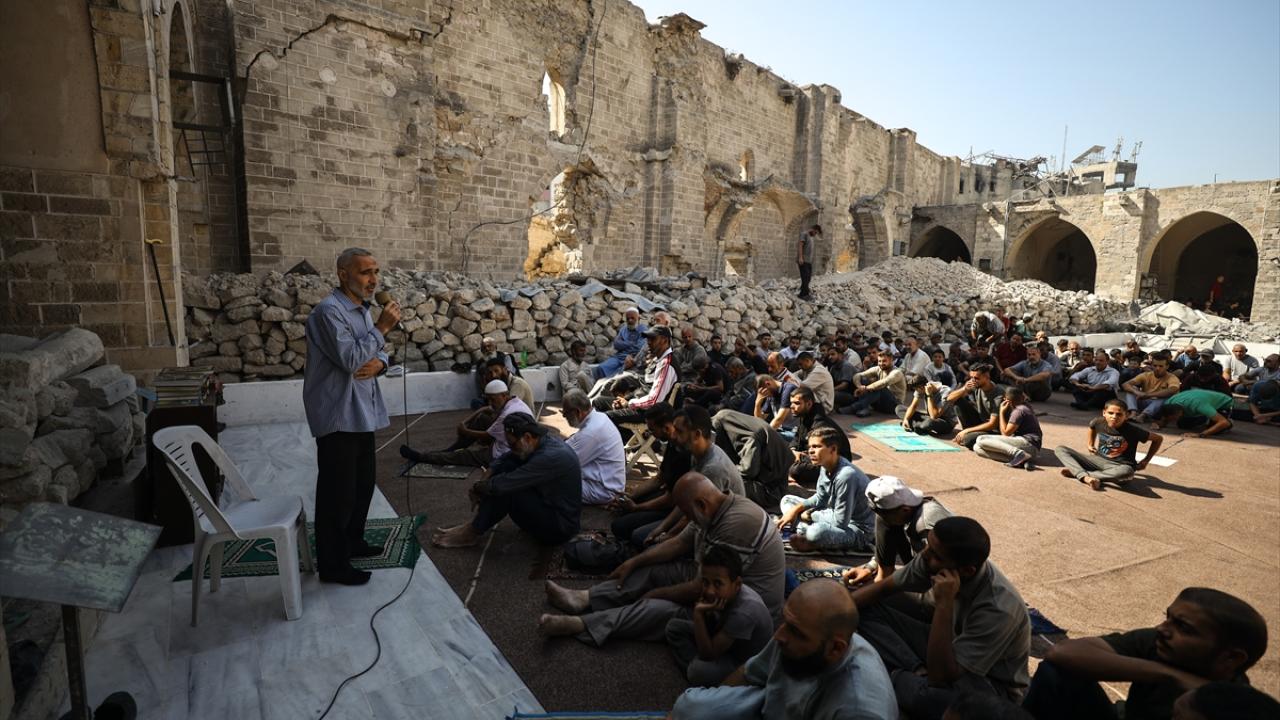 İsrail saldırılarında yıkıma uğrayan Büyük Ömer Camisi'nde cuma namazı kılındı