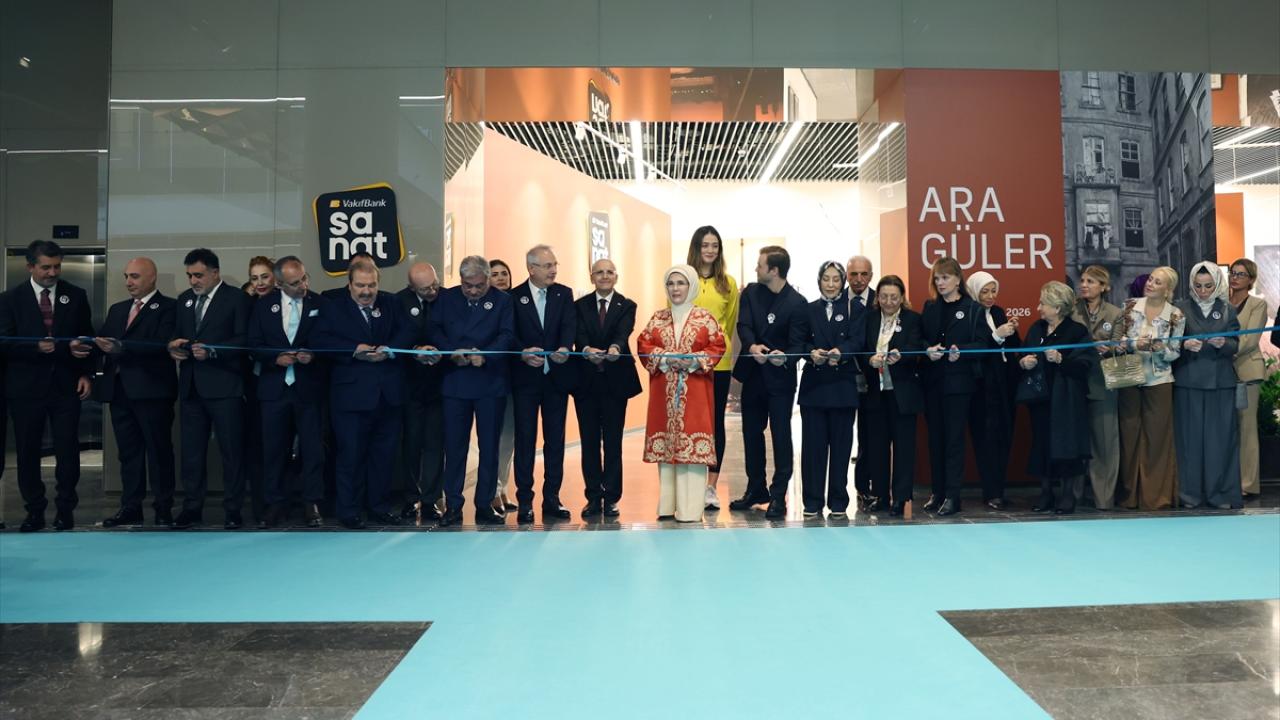 Emine Erdoğan, VakıfBank Sanat Galerisi'nin açılışına katıldı