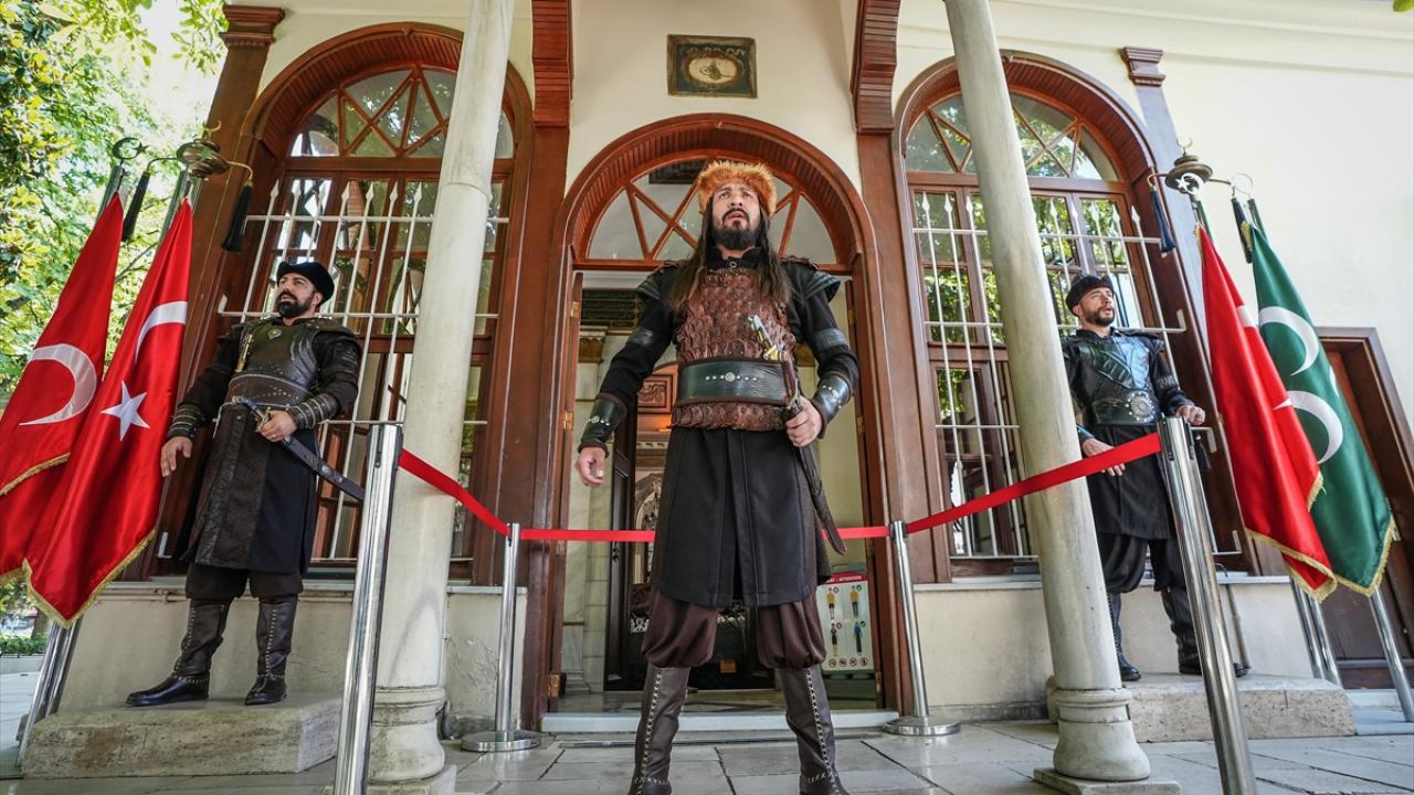 Osman Gazi Türbesi'nde jandarmanın tuttuğu saygı nöbeti 5 yılı geride bıraktı