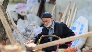 Doğadan topladığı ağaç dallarını 69 yıldır kaşığa dönüştürüyor