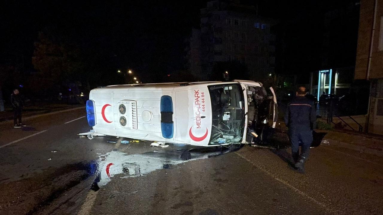 Samsunda otomobil ile çarpışan ambulanstaki 5 kişi yaralandı