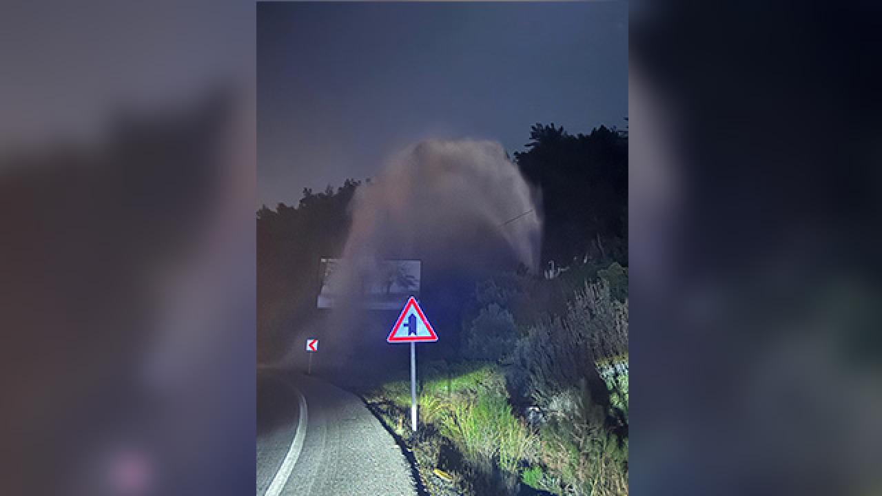 Bodrum'da içme suyu isale hattı patladı, tonlarca su yola aktı