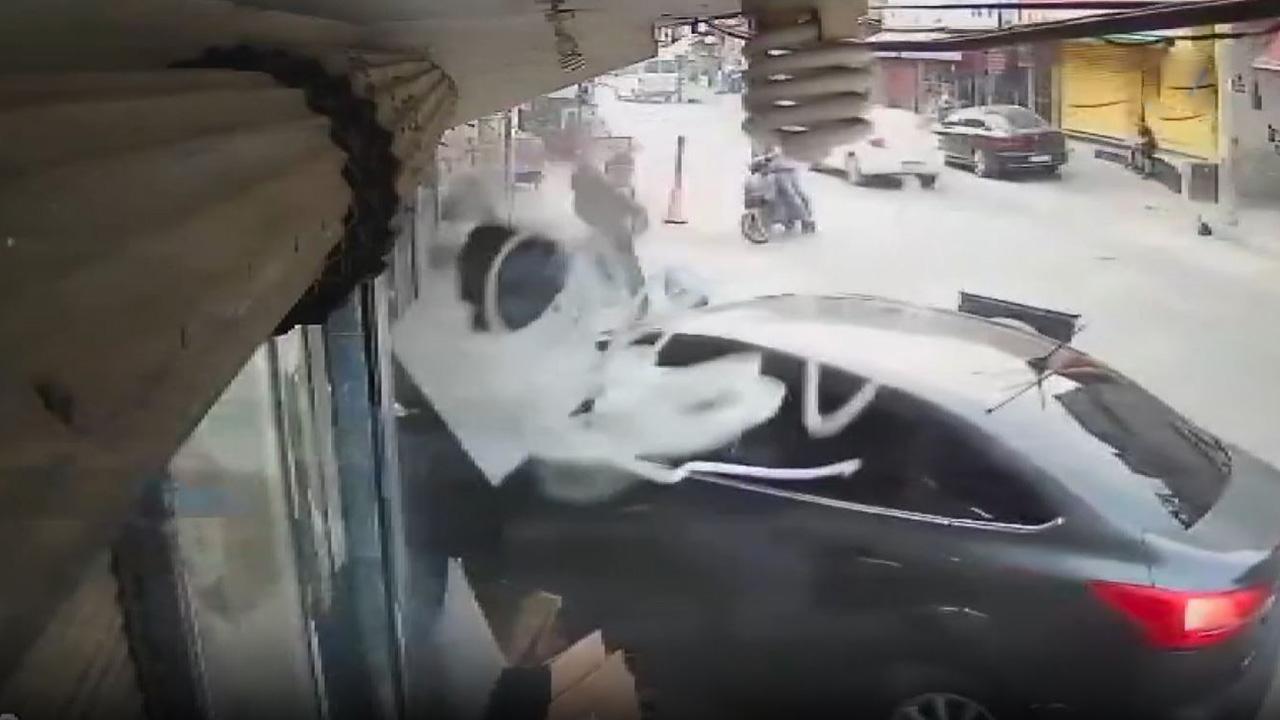 Adana'da otomobil markete girdi, yaya kıl payı kurtuldu