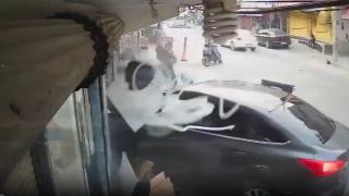 Adana'da otomobil markete girdi, yaya kıl payı kurtuldu