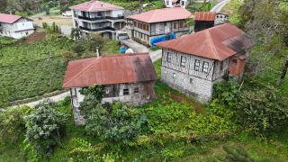 Kestane ağacından yapılan tescilli evler Arılı köyüne ziyaretçi çekiyor