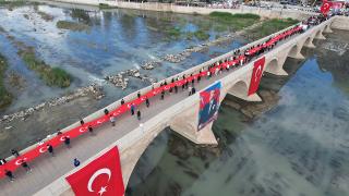 102 metrelik Türk bayrağıyla Cumhuriyet yürüyüşü