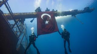 İzmir'de deniz polisleri su altında Türk bayrağı açtı