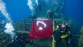 İzmir deniz polisinden 29 Ekim’e özel dalış gösterisi