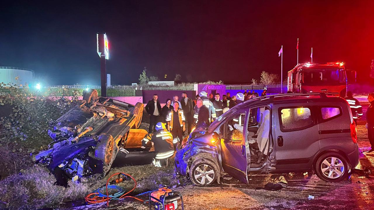 Edirne'de 2 tır ve 3 otomobilden zincirleme kaza: 1 ölü