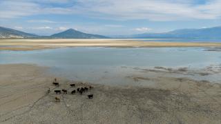 Eğirdir Gölü’nde su seviyesinin düşmesiyle yeni adalar ortaya çıktı