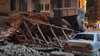 Enkaz altında kalmaktan son anda kurtulan kardeşler o anları anlattı