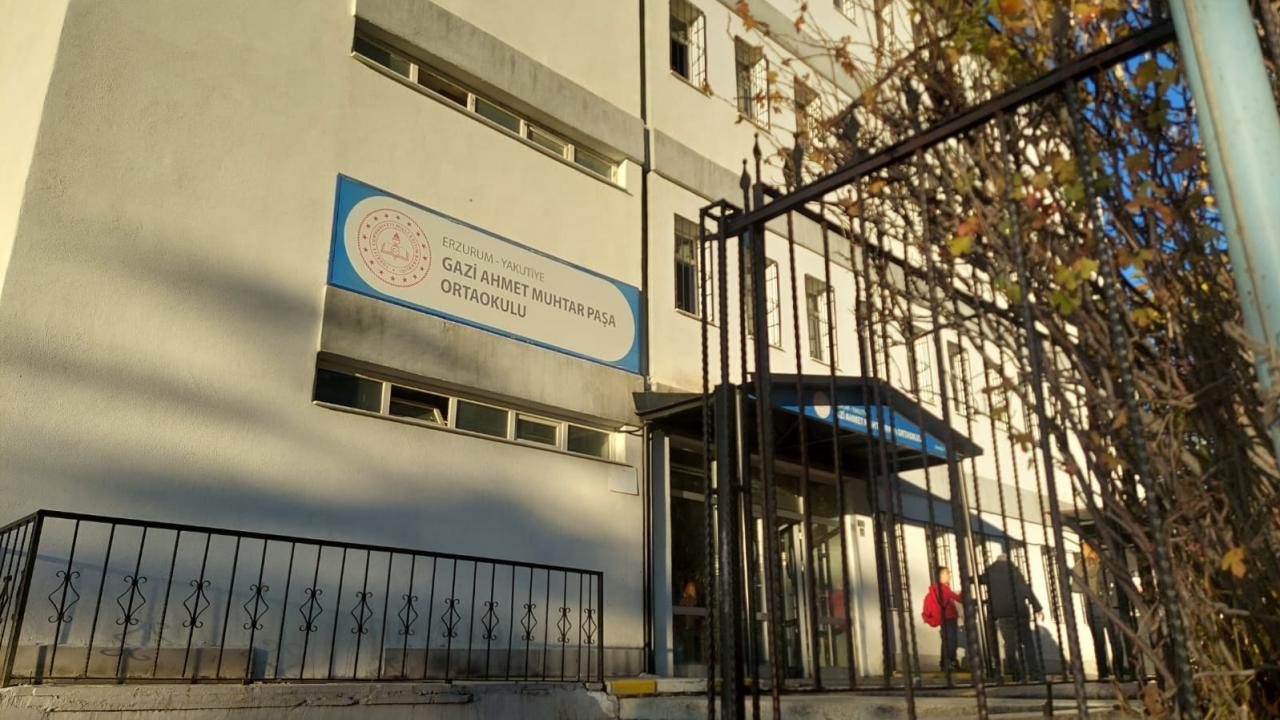 Okul çıkışı merdivenlerde oluşan yoğunlukta 21 öğrenci yaralandı