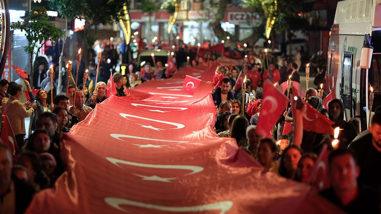 Serikte 200 metrelik bayrakla Cumhuriyet yürüyüşü