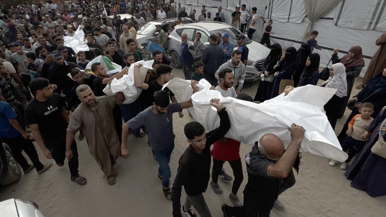 Katil İsrail, Gazze'de 12 saatten az bir sürede 35'i çocuk 100'den fazla kişiyi öldürdü