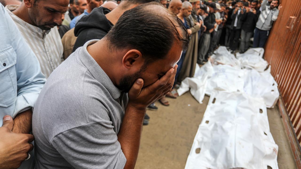 Katil İsrail ordusu, Gazze’de yeni hava saldırılarıyla ateşkesi ihlal etti