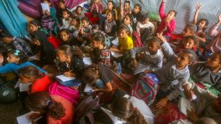 Gazze’de öğrenciler barınma merkezine dönüşen okullarda eğitim hayatına dönmeye çalışıyor