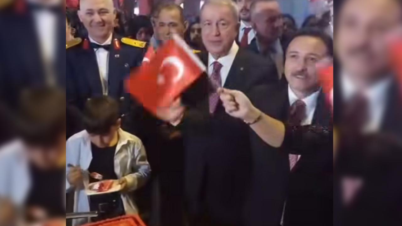 Akarın pasta ikramı görüntüleri kasıtlı olarak çarpıtıldı