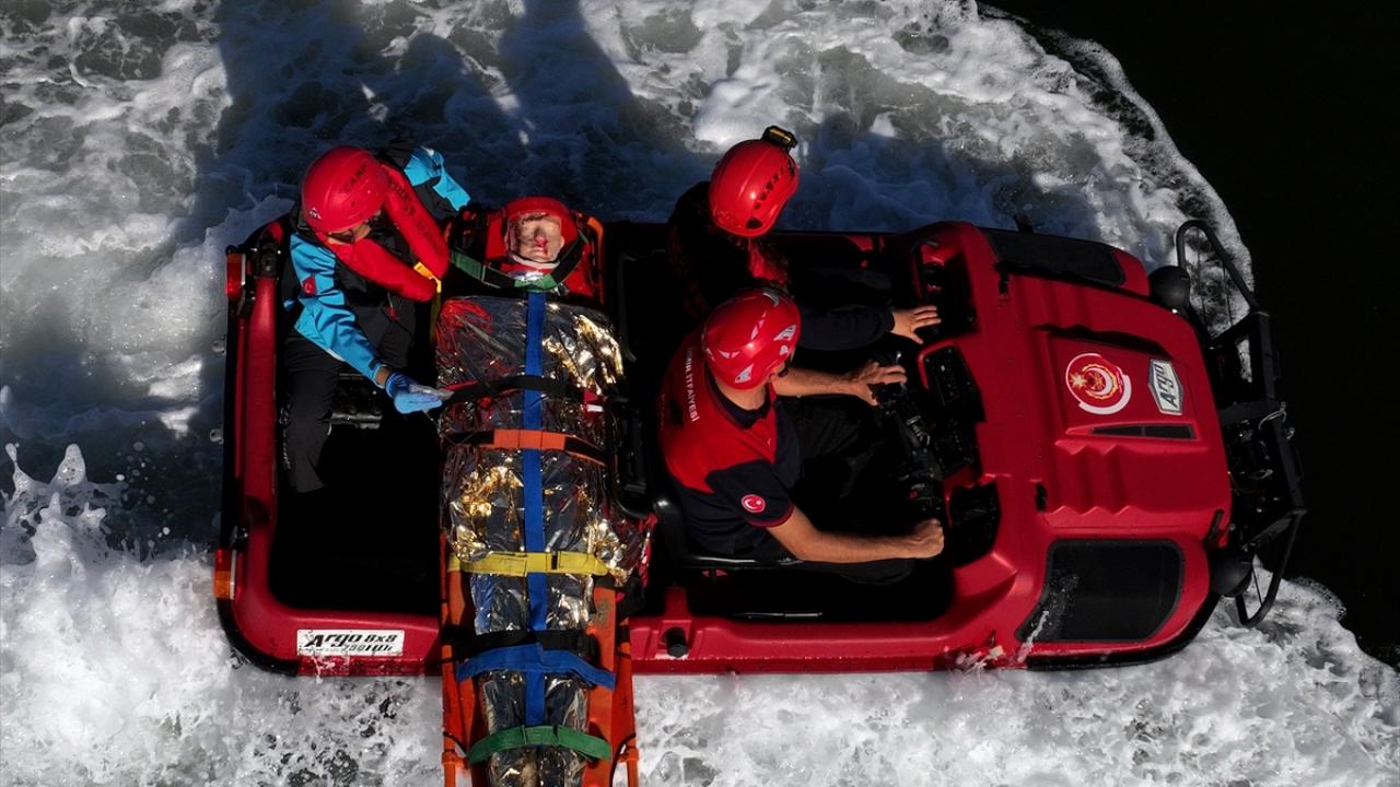 İzmir'de sel senaryosuyla tatbikat yapıldı