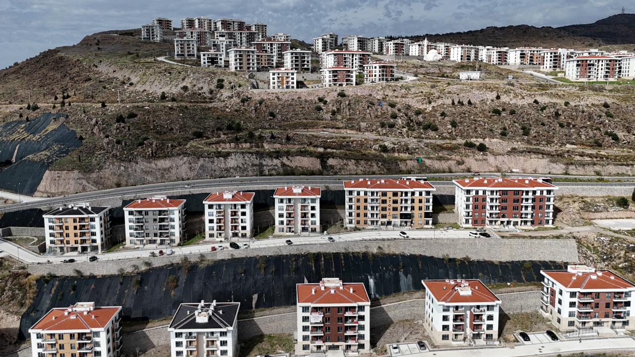 İzmir'deki depremde zarar görenlerin tamamına konut ve iş yerleri teslim edildi