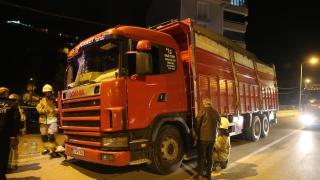 Freni patlayan kamyonun sürücüsü lastikleri kaldırıma sürtüp patlatarak durabildi