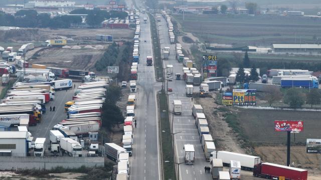 Kapıkule'de çift yönlü 7'şer kilometre tır kuyruğu oluştu