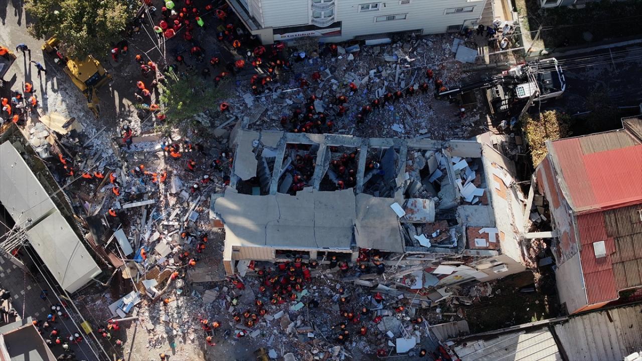 Gebze'deki binanın yıkılma anı kamerada