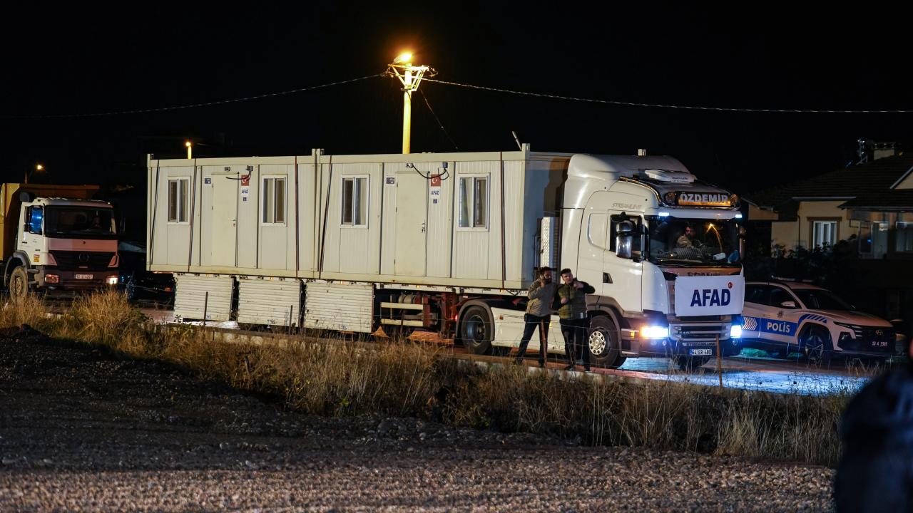 AFAD Başkanı Pehlivan: İlk etapta 100 konteyneri Sındırgı ilçemize ulaştırdık AFAD Başkanı Pehlivan: İlk etapta 100 konteyneri Sındırgı ilçemize ulaştırdık