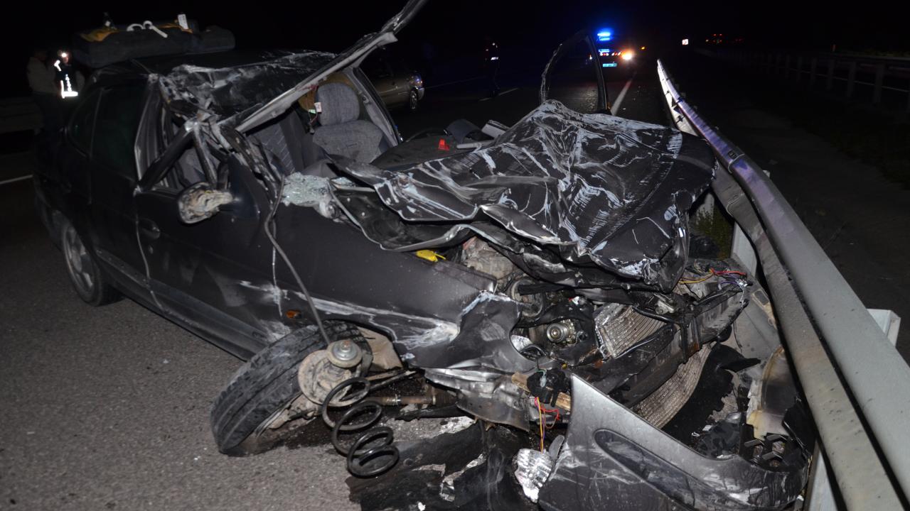 Kütahya'da otomobil tıra çarptı