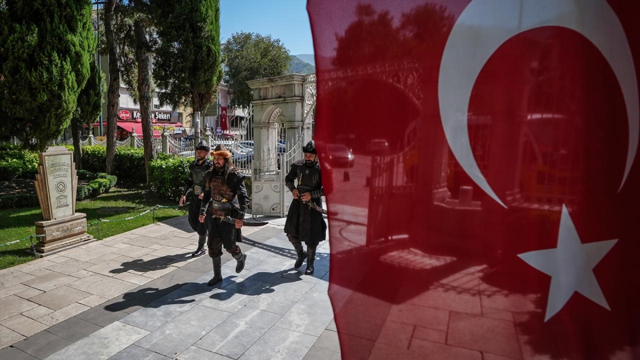 Osman Gazi Türbesi'nde jandarmanın tuttuğu saygı nöbeti 5 yılı geride bıraktı