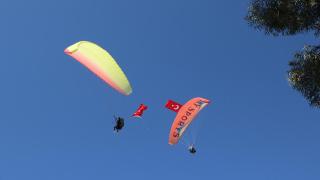 50 paraşütçü Türk bayrağıyla Cumhuriyet için atladı