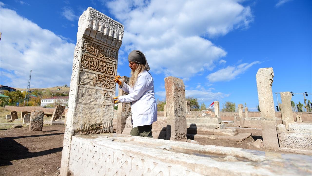 Van'daki Selçuklu Mezarlığı'nda 20 yeni mezar taşı kayıt altına alındı