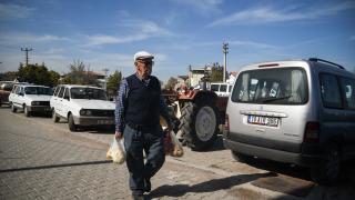 Depremin yaşandığı Sındırgı'da vatandaşlar günlük yaşama dönmeye çalışıyor